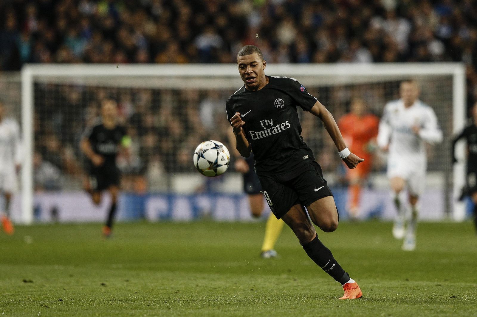 孔帕尼：球队处于困境时两名球员挺身而出，这就是我们的实力