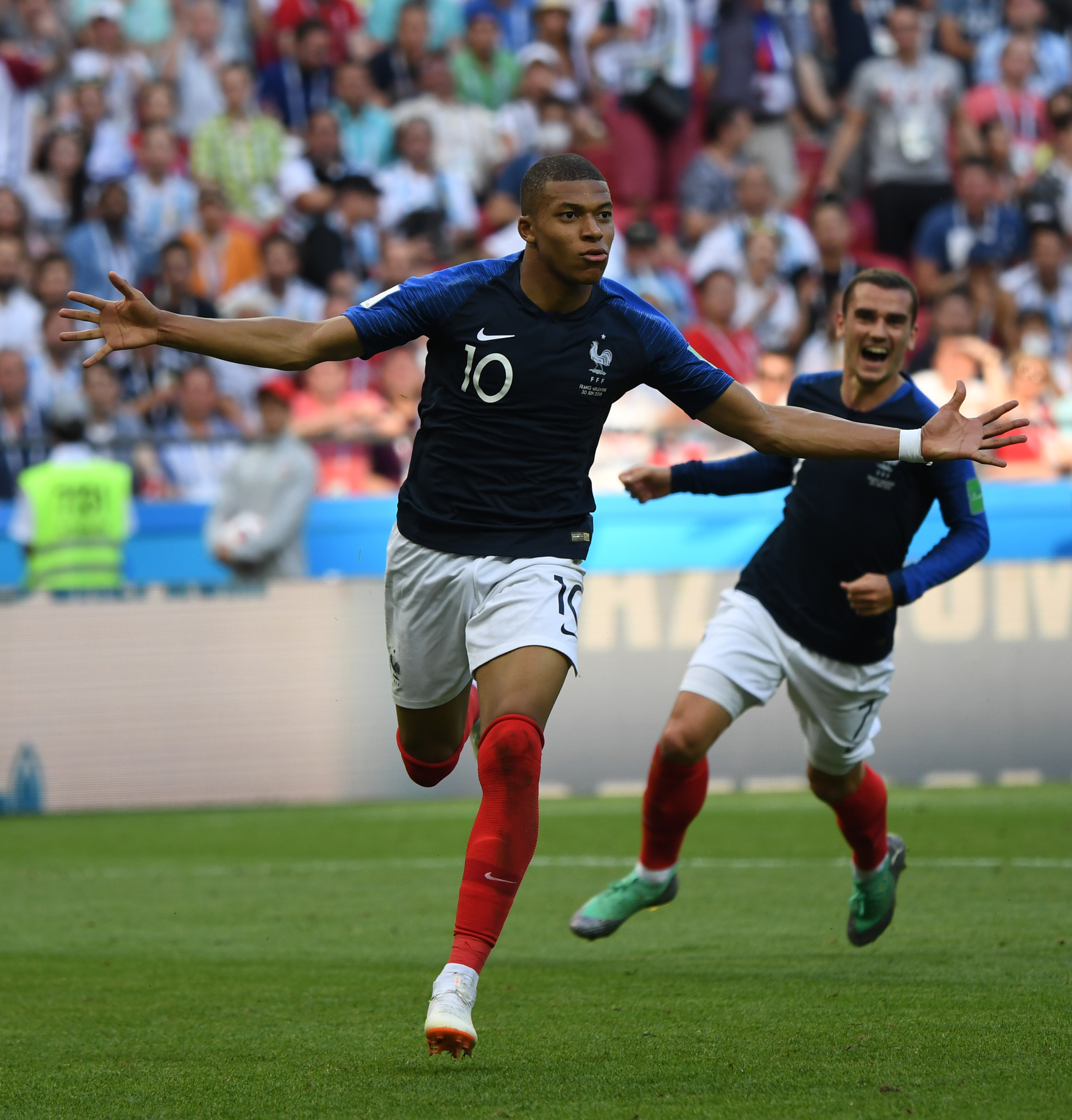 球星突破防守送出关键助攻