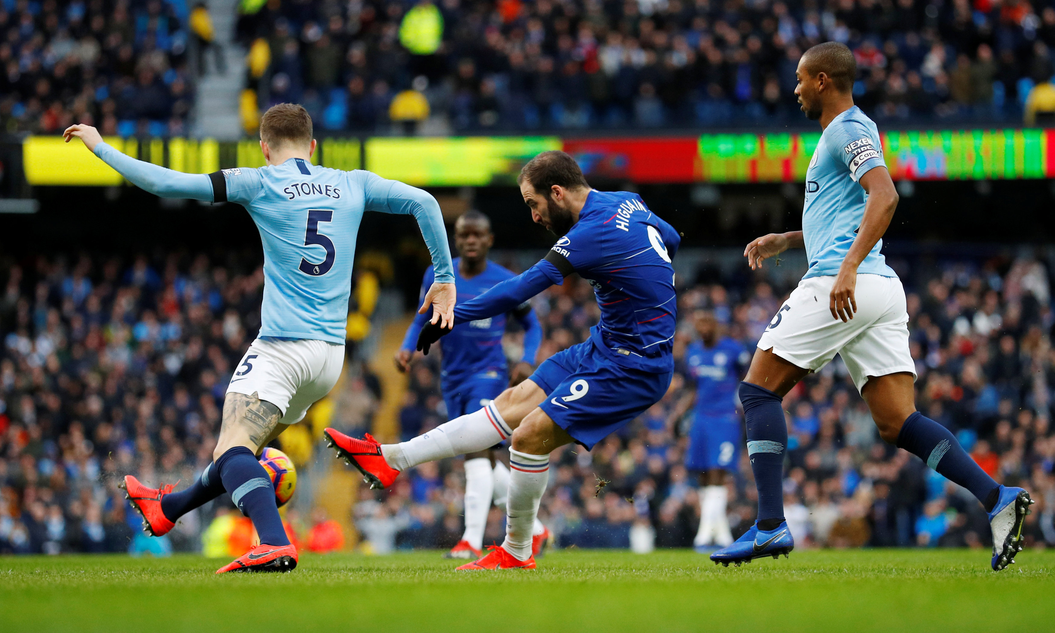 里沙利松在英超不敌利物浦的比赛中打入4球，与凯恩并列最多（英超战利物浦虽败，里沙利松轰四球，与凯恩并列最多）