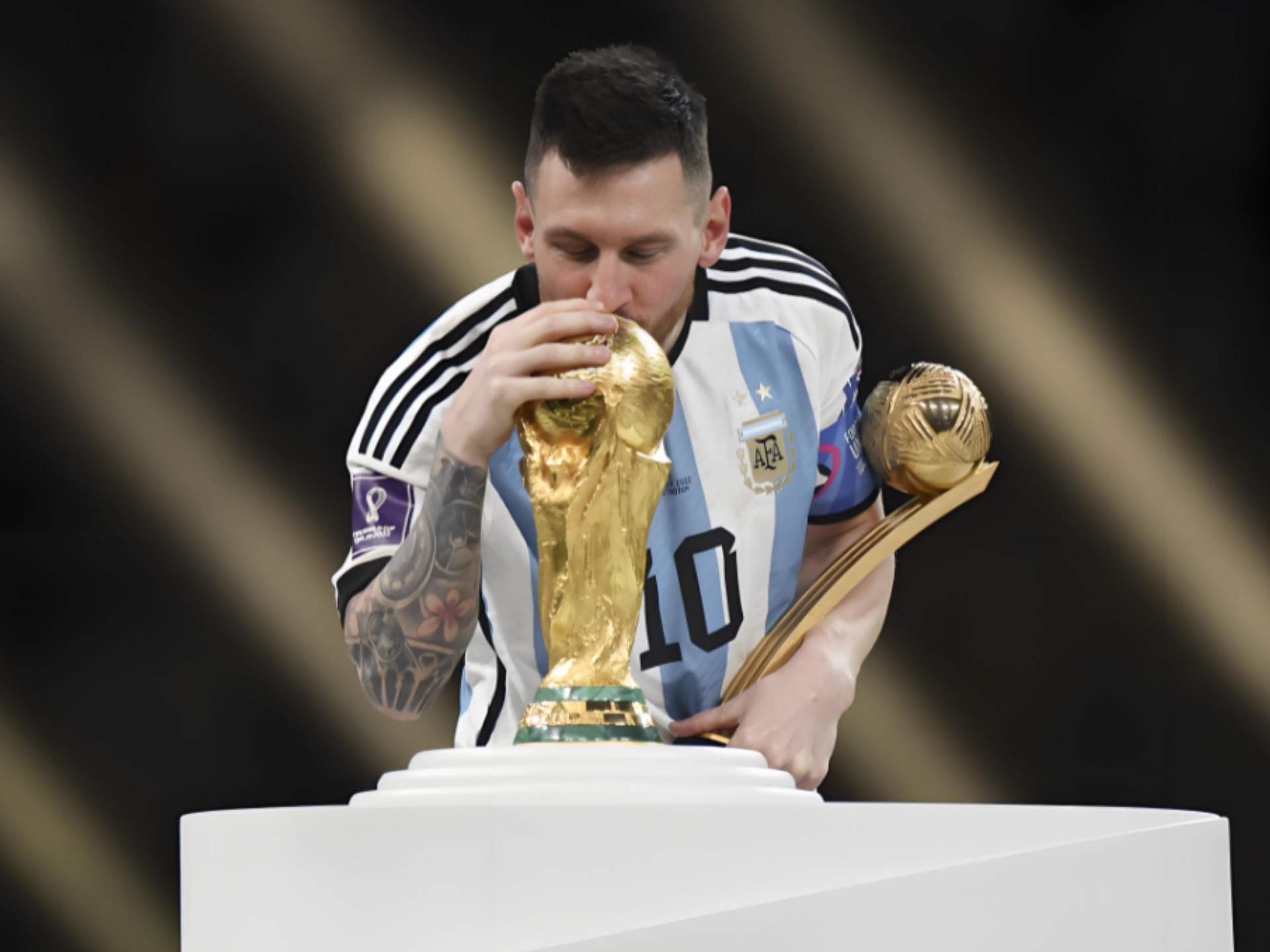 孔蒂再遭打击，佩杜拉：霍伊伦因右大腿股二头肌受伤而下场（孔蒂再遇打击，佩杜拉：霍伊伦右大腿股二头肌受伤被迫退场）