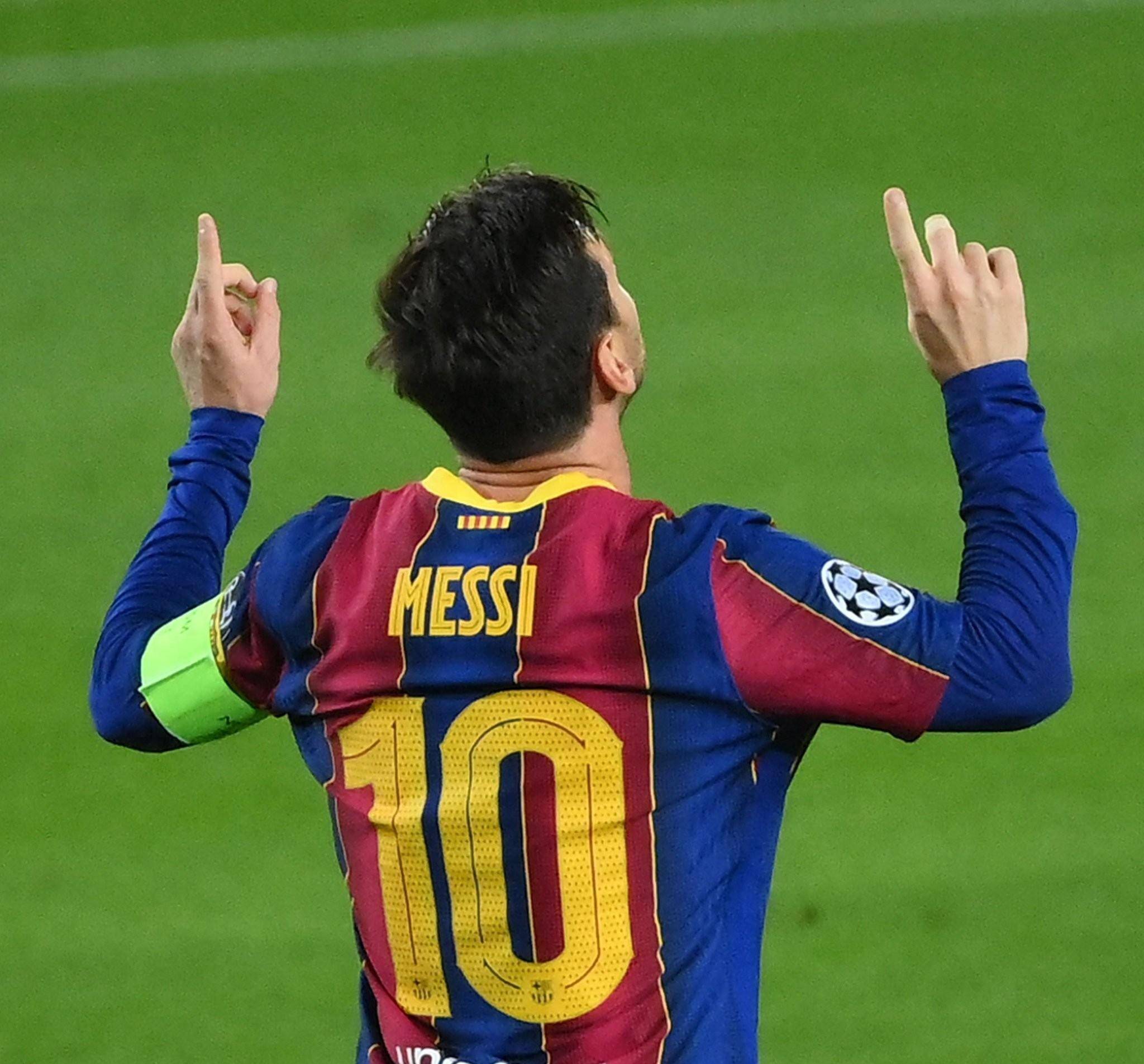 记者：不止巴黎和巴萨有意穆尼奥斯，曼城和切尔西也在关注他（记者：除巴黎与巴萨外，曼城、切尔西亦在关注穆尼奥斯）