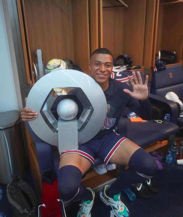 英超半场：布鲁克斯屡失良机，伯恩茅斯暂0-0闷平伯恩利（英超半场战报：布鲁克斯屡失良机，伯恩茅斯暂与伯恩利0-0互交白卷）