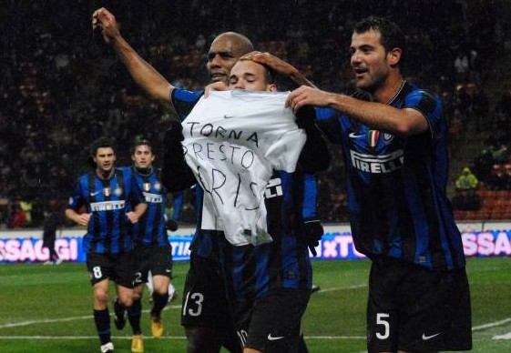 随队夺意超杯冠军！霍伊伦社媒晒捧杯照：何为明智之举（随队加冕意超杯！霍伊伦晒冠军捧杯照：这才是明智之举）