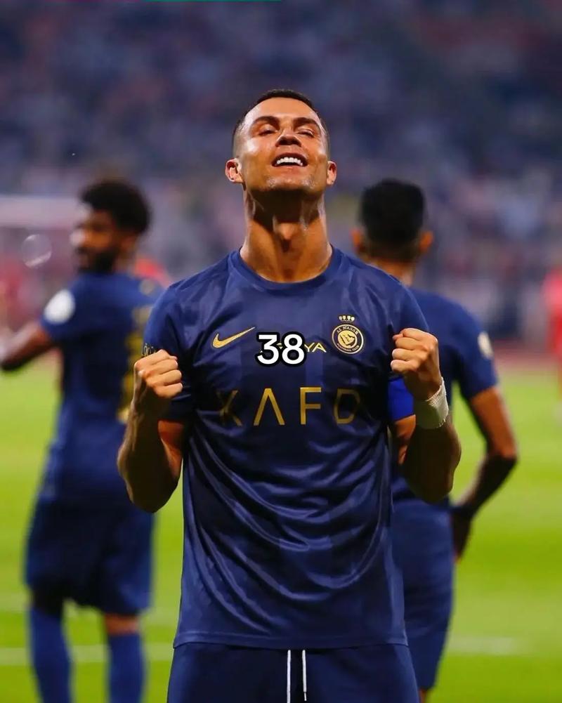 霍伊伦德梅开二度 那不勒斯击败尤文后登上意甲榜首（霍伊伦德双响，那不勒斯力克尤文登顶意甲榜首）